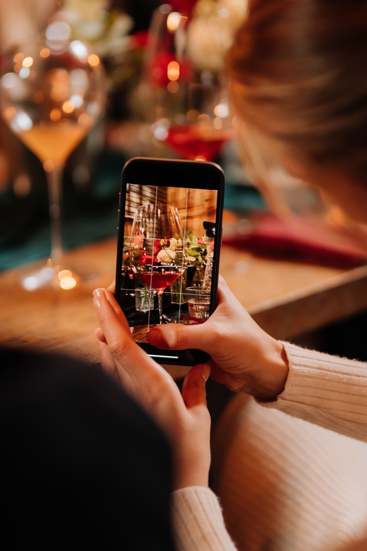 Gast fotografiert den gedeckten Tisch mit dem Handy